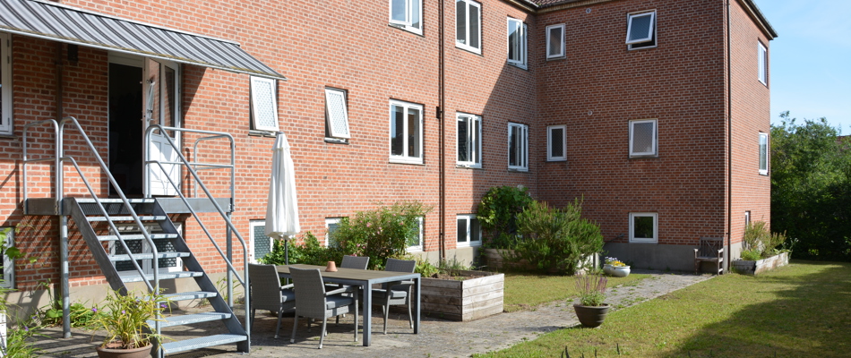 bagsiden af bygningen med hyggeligt ude miljø